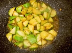 8.因为瓜很嫩，炒制过程中会有一点汤汁，大火收汁