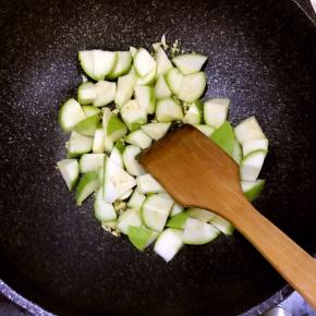 6.加入西葫芦块翻炒