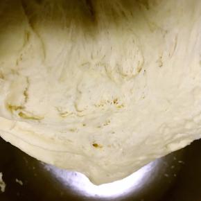 6.待发酵至面团提起，有蜂窝状即可