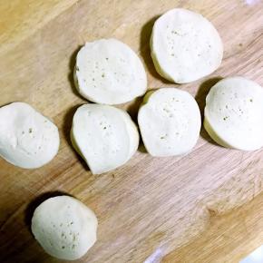 7.揉成长条，分割成两份，其中一份分割成8等份