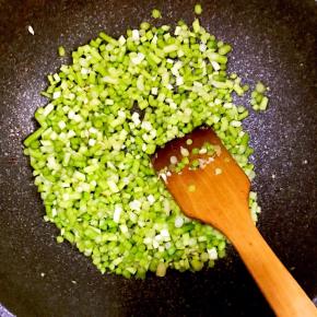 7.加入蒜苔丁翻炒