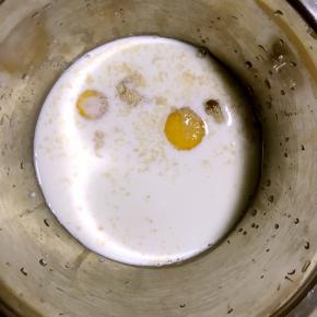 1.牛奶，鸡蛋，酵母，糖倒入盆中