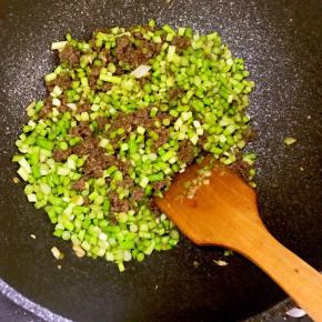 9.加入炒好的肉糜继续炒至熟