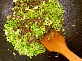 9.加入炒好的肉糜继续炒至熟