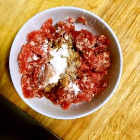 1.牛肉糜加入适量生抽，少许盐，糖，适量料酒，十三香，淀粉提前腌制十几分钟