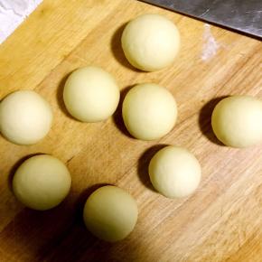 8.揉至光滑，每个馒头至少30下，越揉馒头蒸出来就越光滑