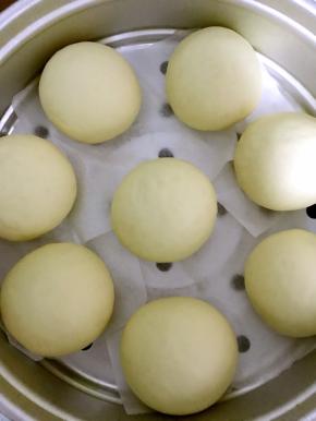 10.待发酵至原来的2倍大小时候，冷水上锅，开水后大火蒸10分钟，虚蒸5分钟即可