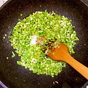 8.加入适量十三香，少许盐，生抽继续翻炒，不要加水，蒜苔会有少量水份