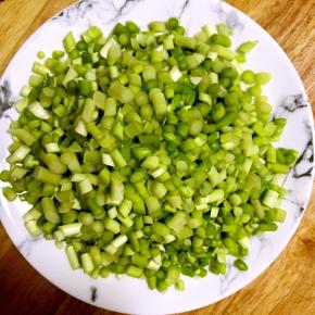 2.蒜苔洗净，切丁，装盘备用
