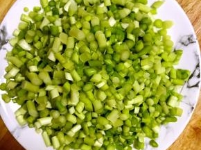 2.蒜苔洗净，切丁，装盘备用