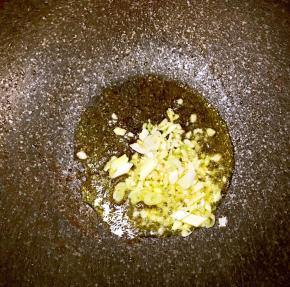 6.锅中另放油，加热后放入葱蒜末爆香