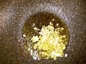 6.锅中另放油，加热后放入葱蒜末爆香