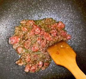 5.油热后加入腌制好的牛肉糜炒制，待炒到变色后，盛出