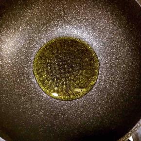 4.锅中放油，加热