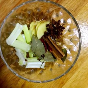 1.准备葱姜片，花椒，八角，香叶，桂皮和干辣椒