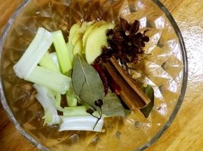 1.准备葱姜片，花椒，八角，香叶，桂皮和干辣椒