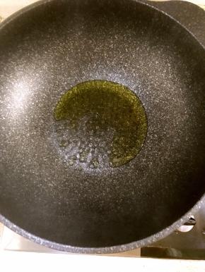 3.锅中放油加热