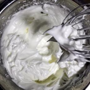 低速打发至硬性发泡，提起打蛋器，有直立的小弯钩