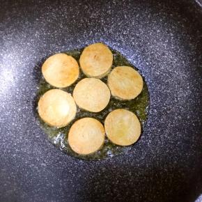 5.一面上色后翻面煎另一面，煎好后盛出备用