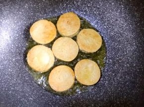 5.一面上色后翻面煎另一面，煎好后盛出备用