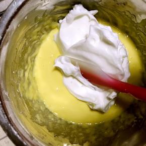 蛋白分三次加入蛋黄糊，每次翻拌均匀再加下一次