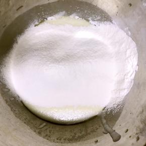 低粉过筛至搅拌好的酸奶糊中，划一字翻拌均匀，不要画圈，会起筋