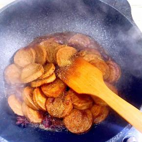 11.待汤汁浓稠时，撒入适量孜然粉，尝一下味道，淡的话可以再加少许盐，大火收汁，这时候上色就很好看了