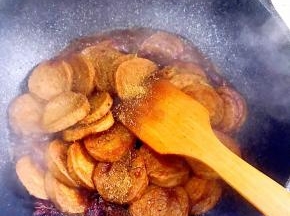 11.待汤汁浓稠时，撒入适量孜然粉，尝一下味道，淡的话可以再加少许盐，大火收汁，这时候上色就很好看了