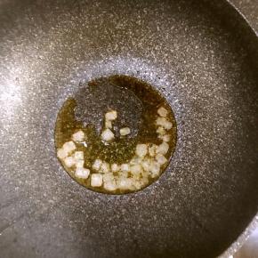 6.用锅里剩下的油炒制冰糖，如果煎完素鸡油热过深，另外换油