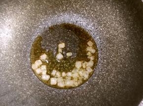 6.用锅里剩下的油炒制冰糖，如果煎完素鸡油热过深，另外换油
