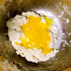 蛋黄分三次加入面糊中，每次翻拌均匀再加下次