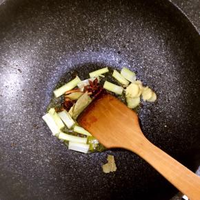 9.锅中另外加油，放入步骤1中准备好的调料炒香