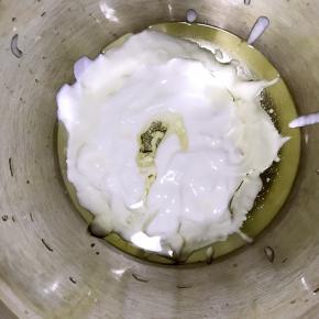 酸奶入盆，加入玉米油