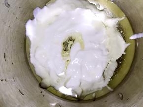 酸奶入盆，加入玉米油