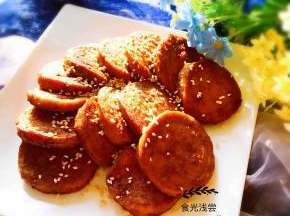 12.装盘撒点熟芝麻或者小香葱开始品尝吧，外面略焦，里面有少许汤汁，味道完全入到了素鸡里，每一口都很满足