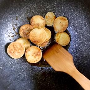 8.依次摆入素鸡片，上色，每面都均匀后盛出