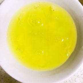 分离蛋清，放入冰箱冷冻