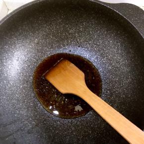 7.将冰糖炒化，至变色