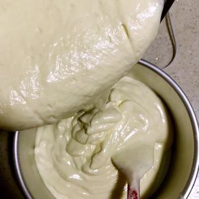 将面糊倒入模具中