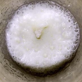 待蛋白碗边略有冰碴时候拿出打发，放入无油无水的盆中加几滴柠檬汁或者白醋，低速打发至大气泡时候加入三分之一糖打发蛋白时候预热烤箱150度