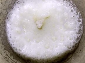 待蛋白碗边略有冰碴时候拿出打发，放入无油无水的盆中加几滴柠檬汁或者白醋，低速打发至大气泡时候加入三分之一糖打发蛋白时候预热烤箱150度