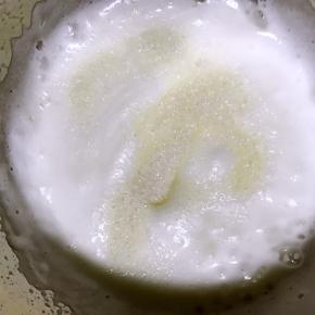 高速打发至细腻泡沫加第二次糖