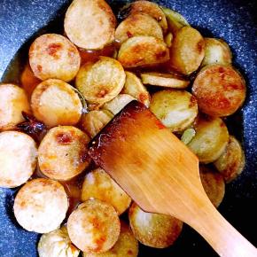 10.将素鸡倒入锅中，并加入适量的生抽，蚝油，糖，白胡椒粉，少许盐，啤酒和水，翻拌均匀小火闷炖，这样素鸡会吸饱汤汁