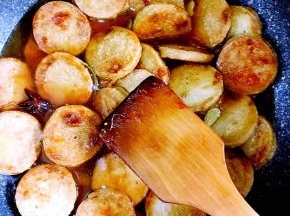 10.将素鸡倒入锅中，并加入适量的生抽，蚝油，糖，白胡椒粉，少许盐，啤酒和水，翻拌均匀小火闷炖，这样素鸡会吸饱汤汁