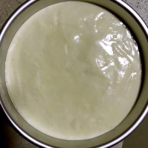 轻震出大气泡，放入预热好的烤箱，同时烤箱调制140度，烤70分钟左右，出炉后倒扣，晾凉脱模