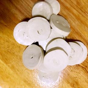 2.素鸡洗净切厚片