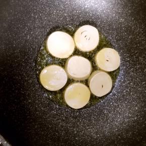 4.依次将素鸡放入锅中煎