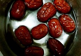 红枣洗净泡水30分钟