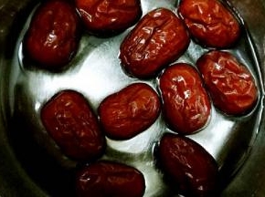 红枣洗净泡水30分钟