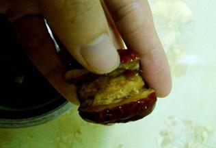 核（剪开红枣不能剪断取核）如果拿去切，力度不好掌握，容易切断